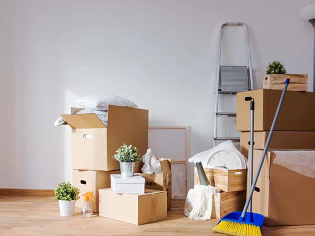 Nedpackade kartonger och en lägenhet redo för flyttstädning