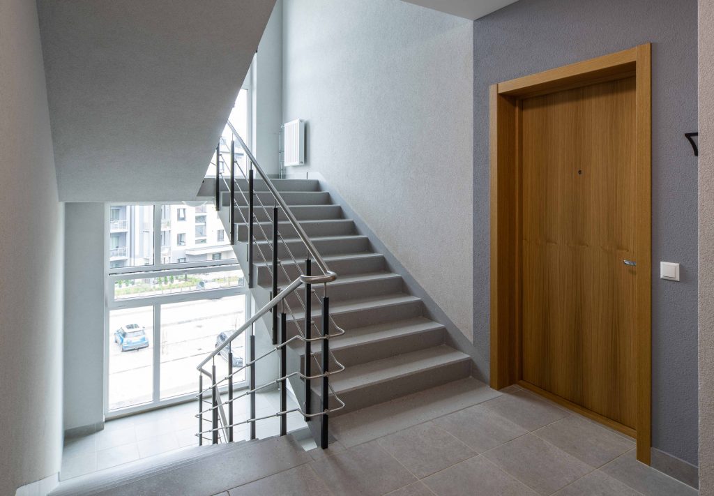 En städfirma har utfört en trappstädning i ett hyreshus